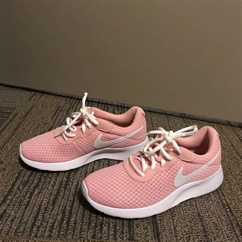 pink nike sneakers for girls.